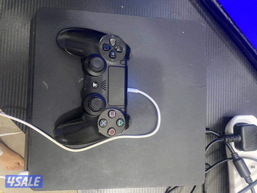 للبيع سوني 4 نظييفه جداً 500 غيغا مع يده0