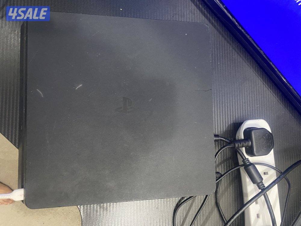 للبيع سوني 4 نظييفه جداً 500 غيغا مع يده1