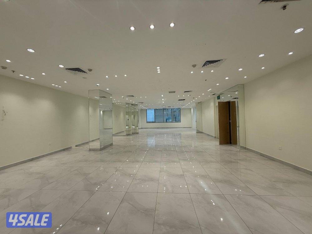 متوفر دور تجاري في برج كتير راقي بموقع متميز بشرق مساحة ٣٠٥0