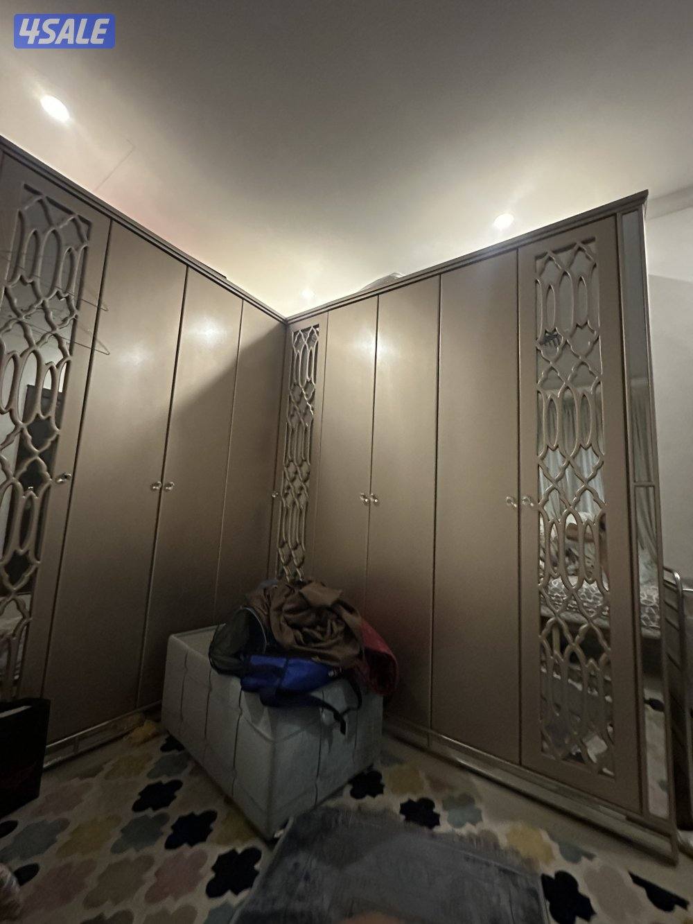 للبيع غرفة و صالة0