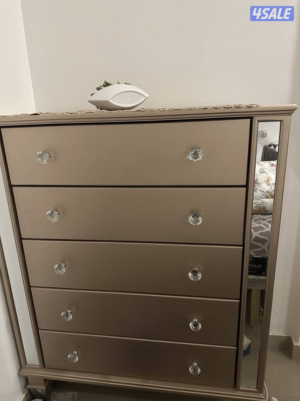 للبيع غرفة و صالة1