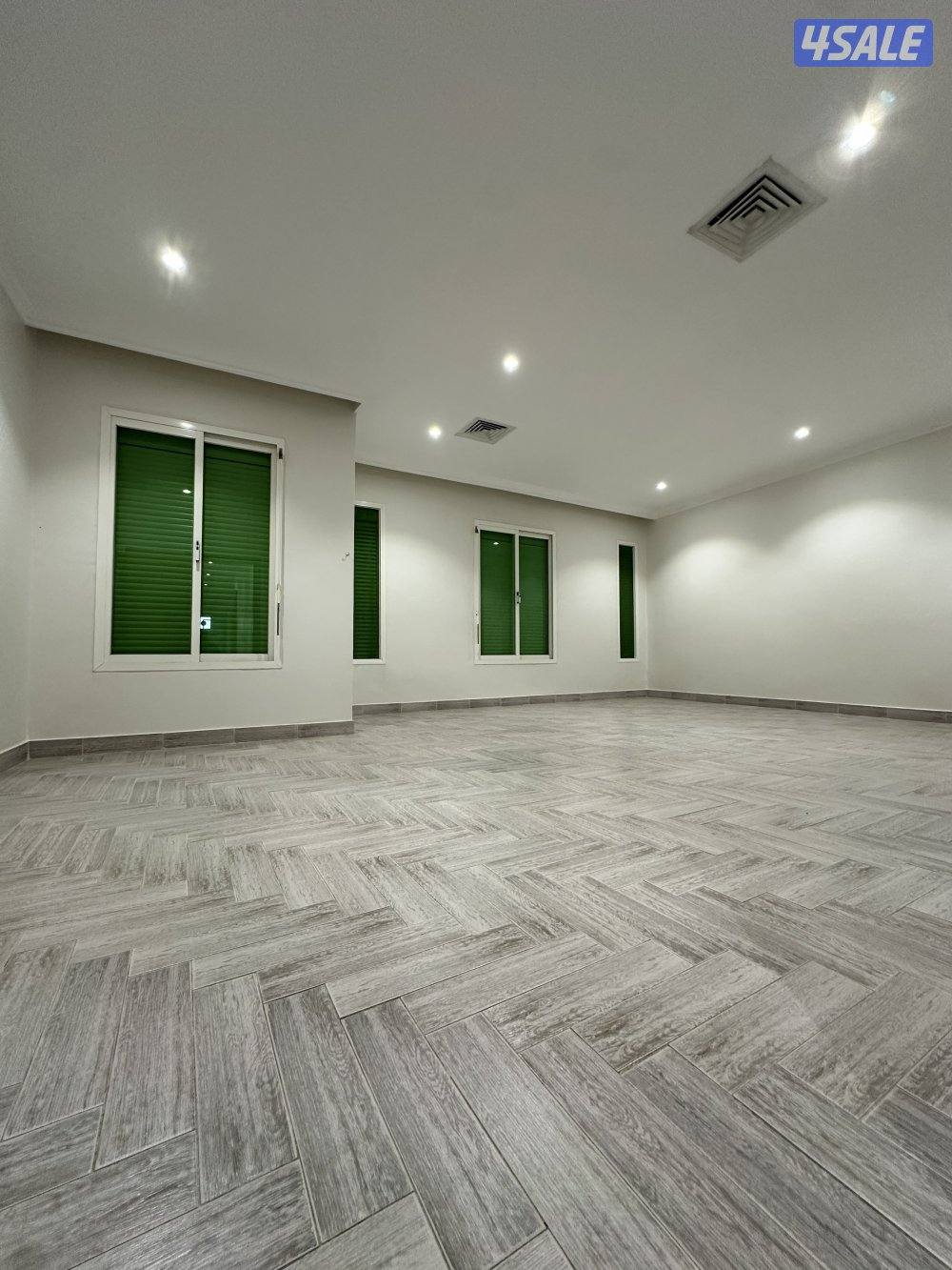 دور وربع للايجار تشطيب ديلوكس منطقه الصديق المساحة ٢٧٥ م0