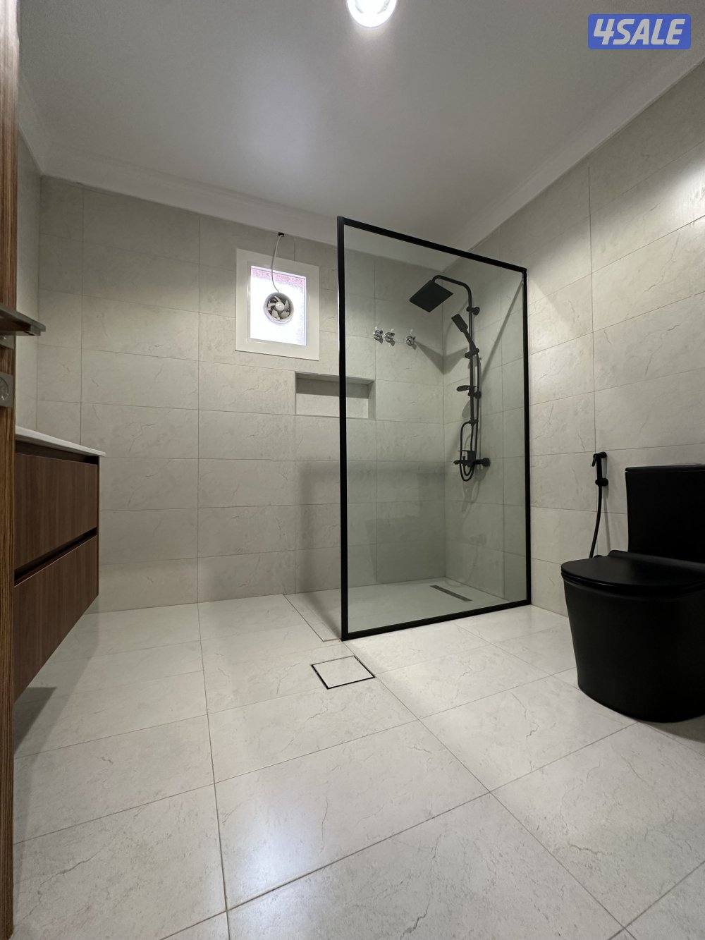 دور وربع للايجار تشطيب ديلوكس منطقه الصديق المساحة ٢٧٥ م1