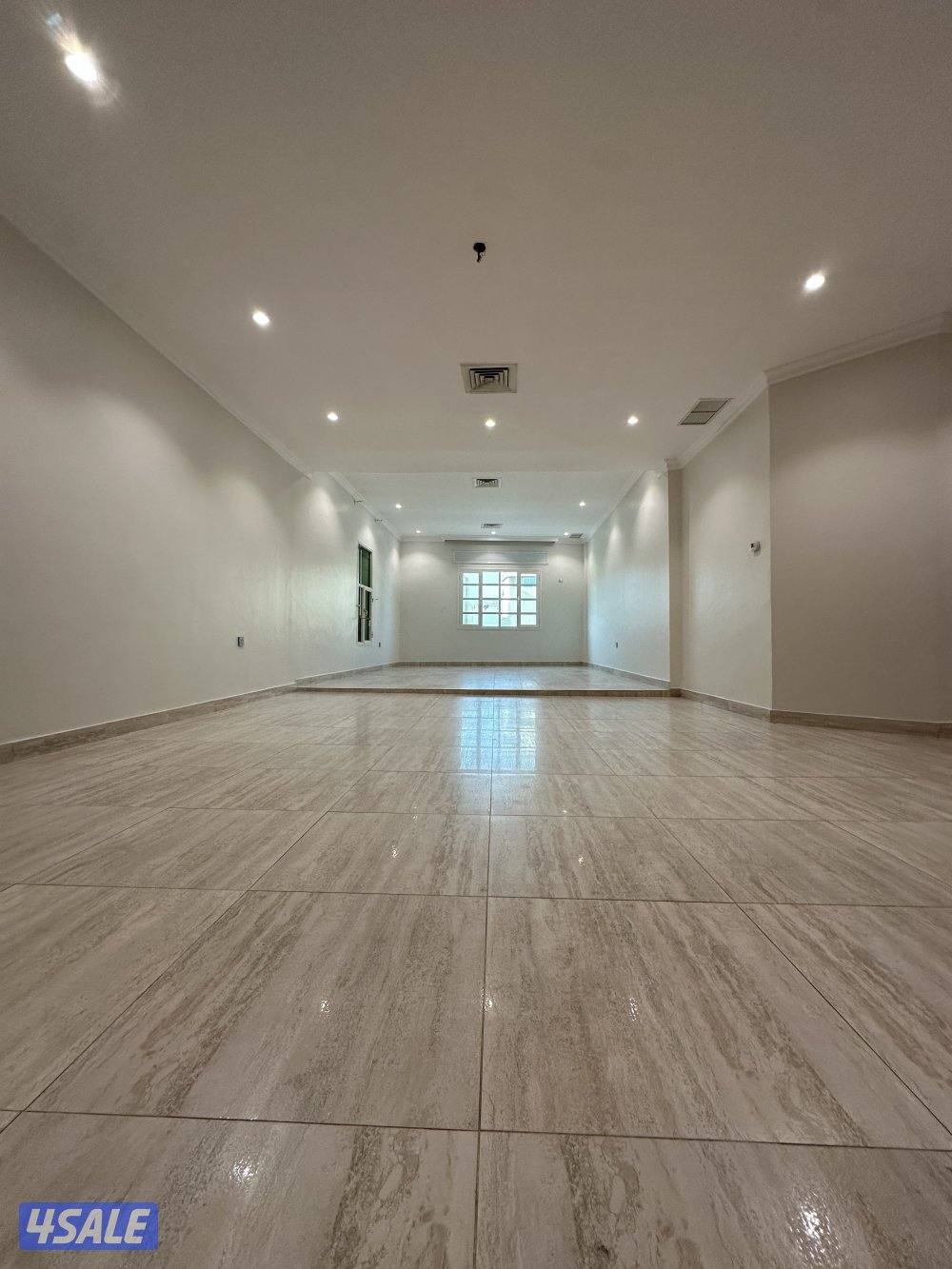 دور وربع للايجار تشطيب ديلوكس منطقه الصديق المساحة ٢٧٥ م2