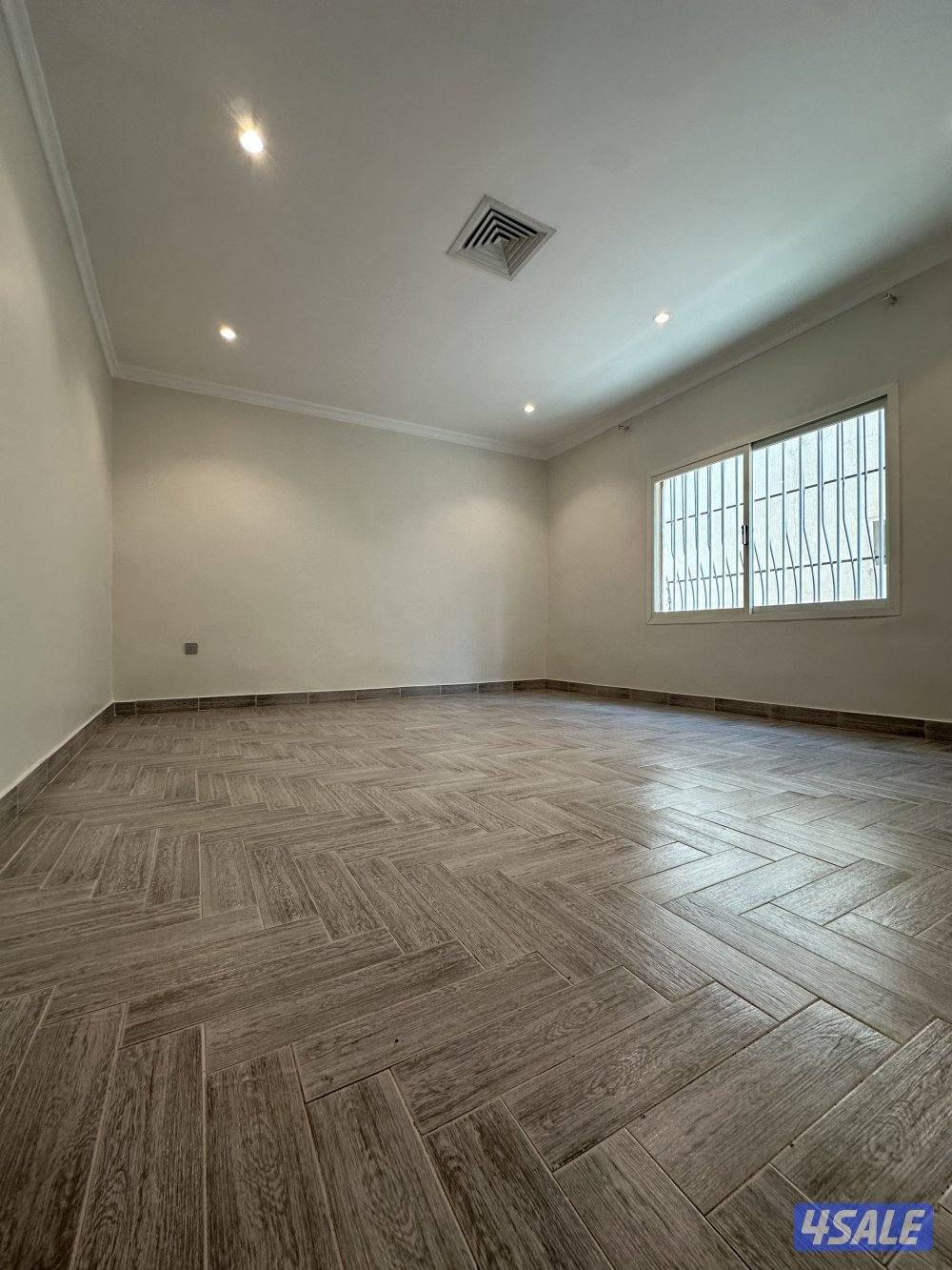 دور وربع للايجار تشطيب ديلوكس منطقه الصديق المساحة ٢٧٥ م4