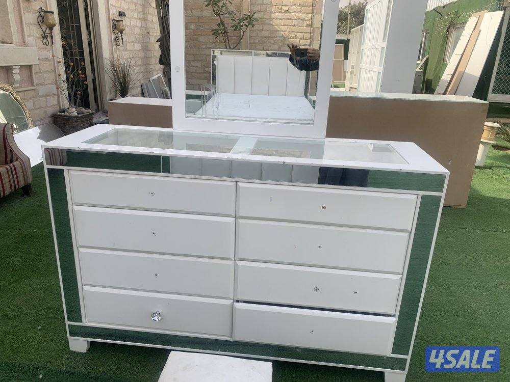 للبيع اثاث نظيف غرفة نوم و دوانية و صالة معيشه. التفاصيل كلها موجوده ب4