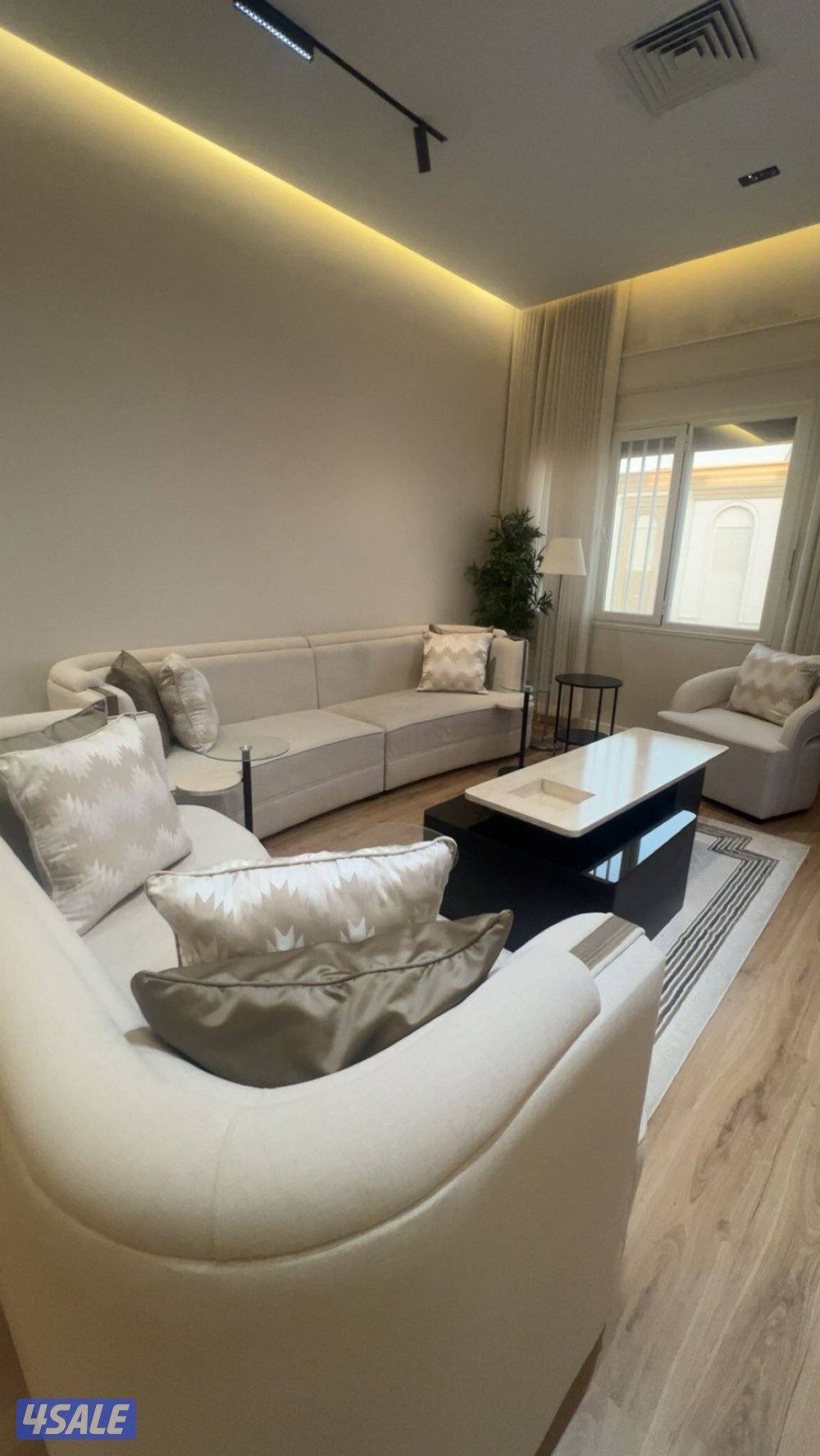 قنفات صالة ( ٣ قطع ) + طاولة قهوة + ٣ طاولات خدمة0