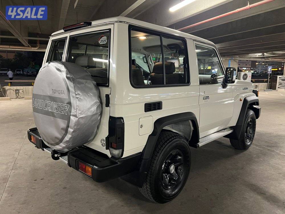 تويوتا لاند كروزر ربع موديل 2025 اصفار5