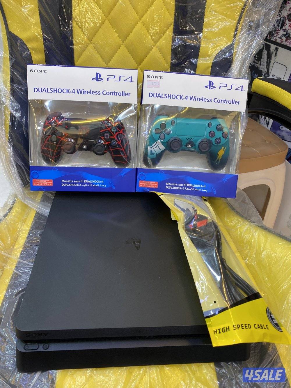 سوني4 مع يدتين و جميع ملحقاته مهكر عدد الألعاب  109 تواصل وتساب0