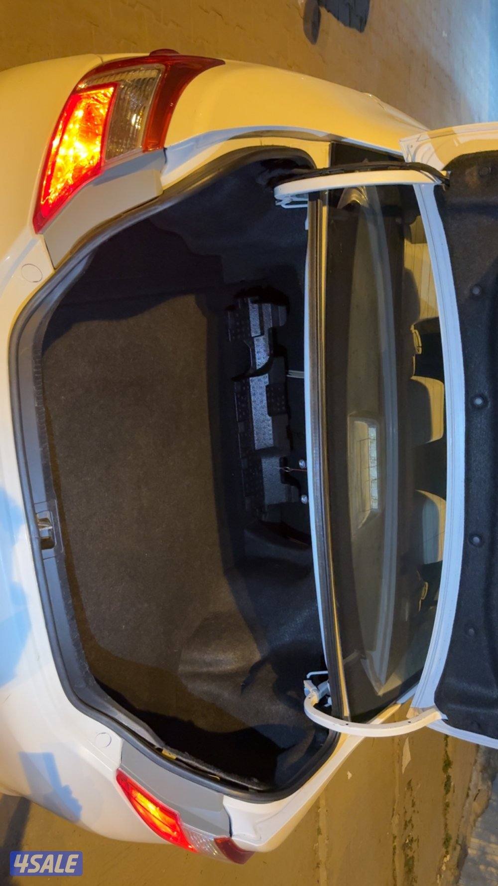 للبيع كامري 2015 اللون ابيض GLشرط الفحص السعر ٢٠٠٠ قابل للمساومه2