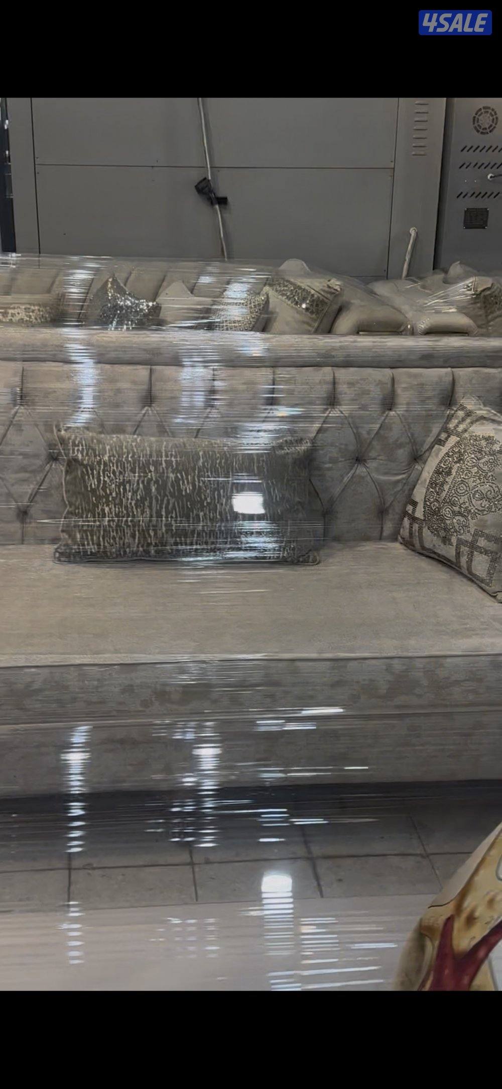 للبيع طقم جلوس تسع قطع نظيف يصلح لصالة كبيرة تغريبا تسعه عشر متر0