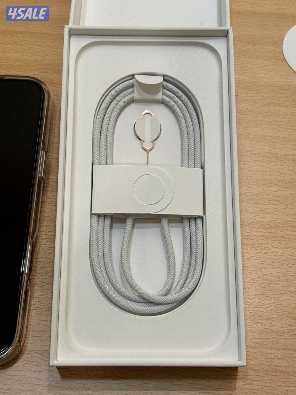 ايفون ١٧ برو ماكس -استخدام أسبوعين- ١٣ دورة شحن + كفر + حماية للشاشة و0