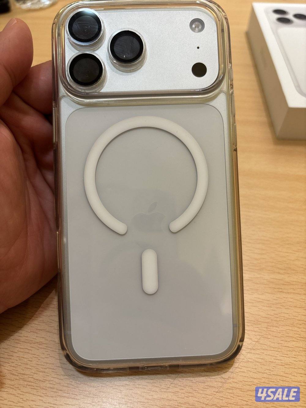 ايفون ١٧ برو ماكس -استخدام أسبوعين- ١٣ دورة شحن + كفر + حماية للشاشة و1