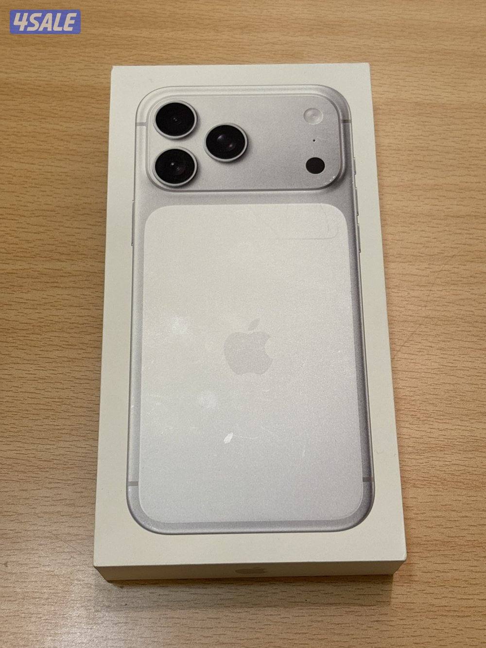 ايفون ١٧ برو ماكس -استخدام أسبوعين- ١٣ دورة شحن + كفر + حماية للشاشة و3