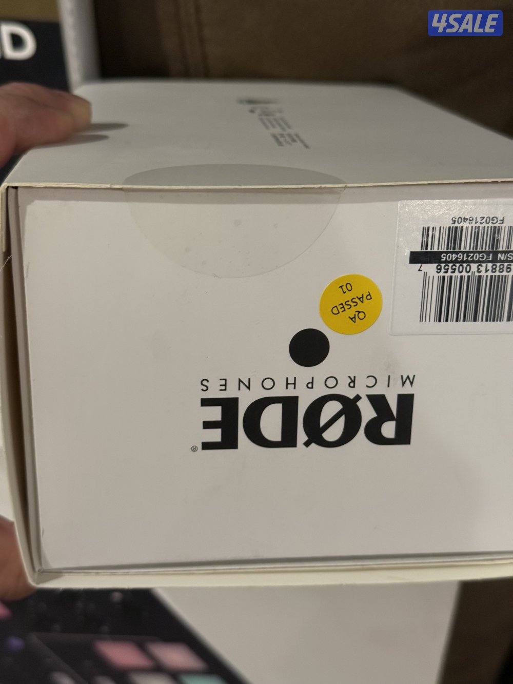 مكسر rodecaster pro للبودكاست ولايف  جديد بالكرتون مع مايك وستاند1