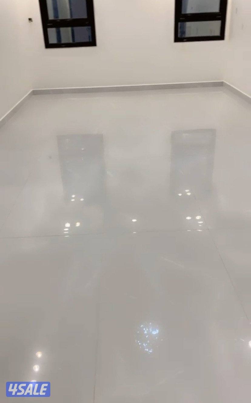 شقه ثلاث غرف وصاله كبيره وحمامين ومطبخ مجهز0