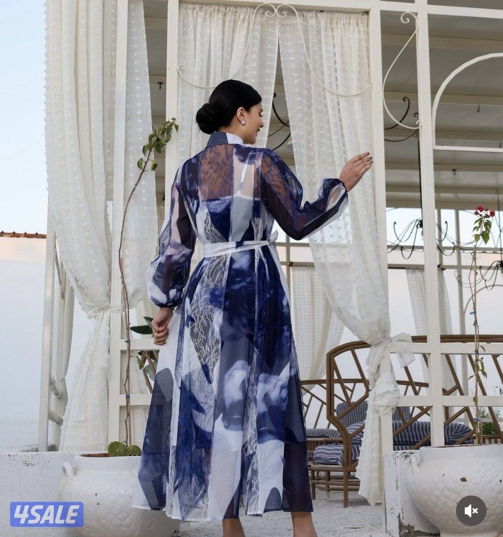 بدلة أنيقة من آڤاأبيض مع ازرق مع حزام وبطانه داخلية نظيفة وقليلة اللبس0