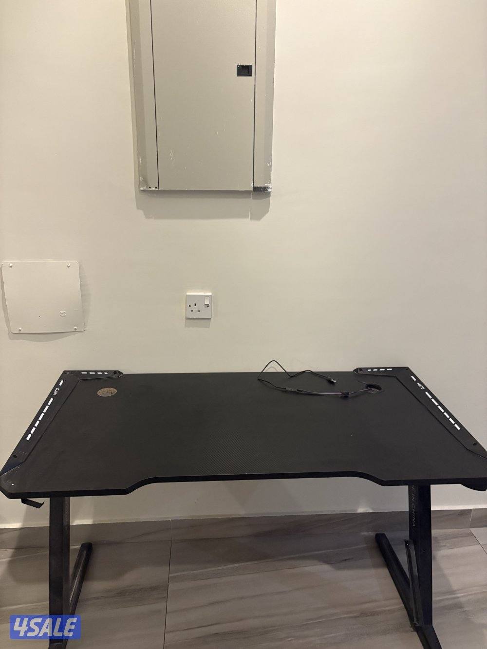 للبيع طاوله وكرسي نظاف ما استخدمتهم وايد الطاوله فيها اضاءه0