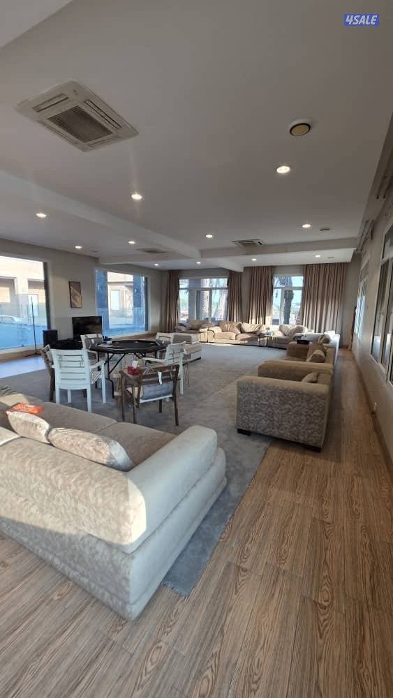 للبيع مزرعه بالعبدلي 92 الف م بطن وظهر بها فيلا ومزروعه كامله0