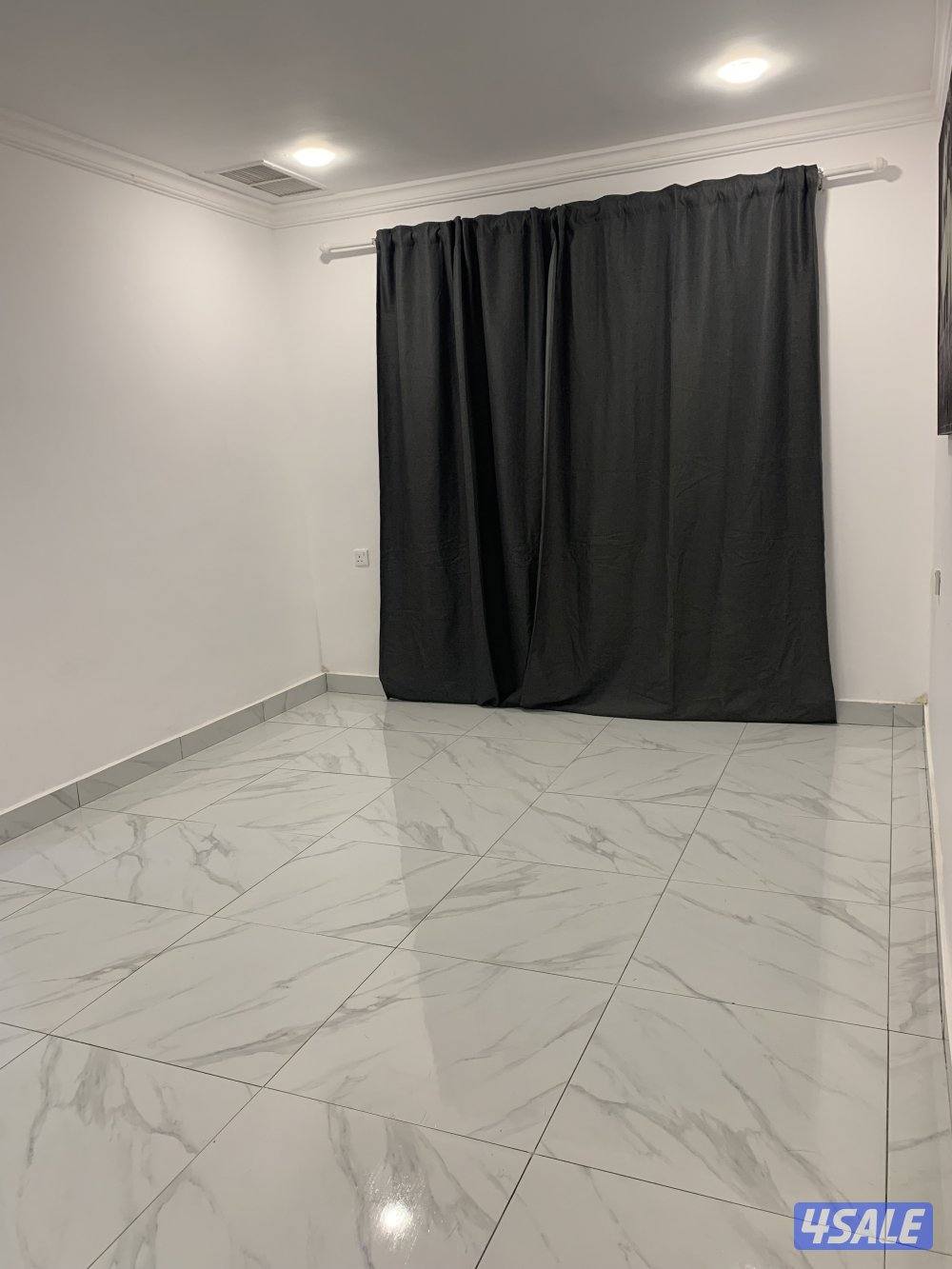 يوجد لدينا شقق الايجار خلو وفاضي غرفة وصالة ومطبخ وحمام تشطيب الكوتين0