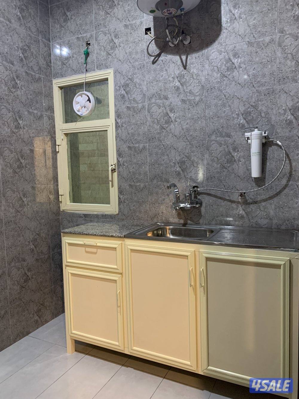 يوجد لدينا شقق الايجار خلو وفاضي غرفة وصالة ومطبخ وحمام تشطيب الكوتين1