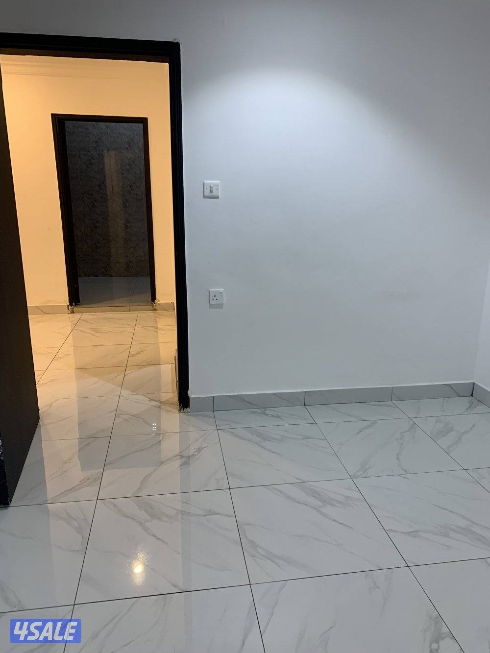 يوجد لدينا شقق الايجار خلو وفاضي غرفة وصالة ومطبخ وحمام تشطيب الكوتين3