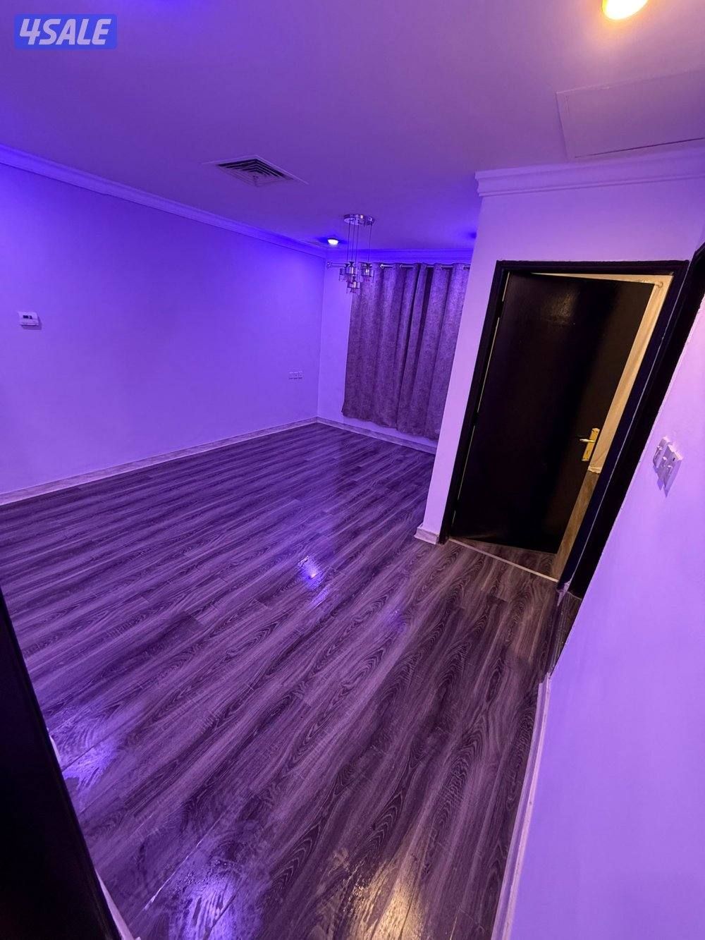 شقه للايجار غرفه وصاله ومطبخ وحمام بركن سيارات قريبه من جميع الخدمات ب0