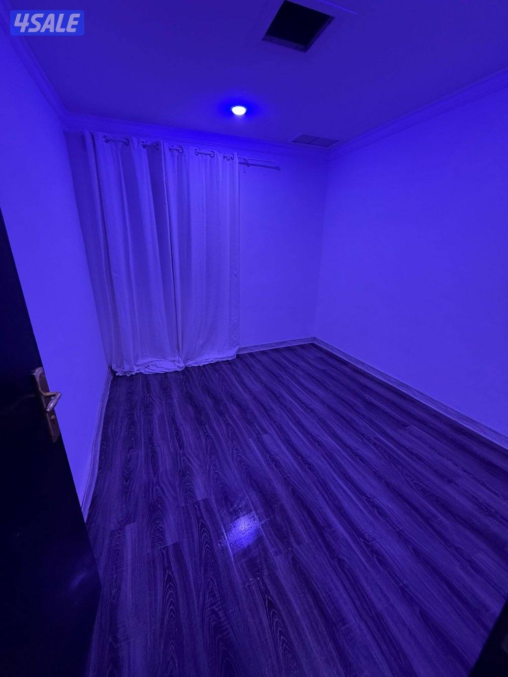 شقه للايجار غرفه وصاله ومطبخ وحمام بركن سيارات قريبه من جميع الخدمات ب1