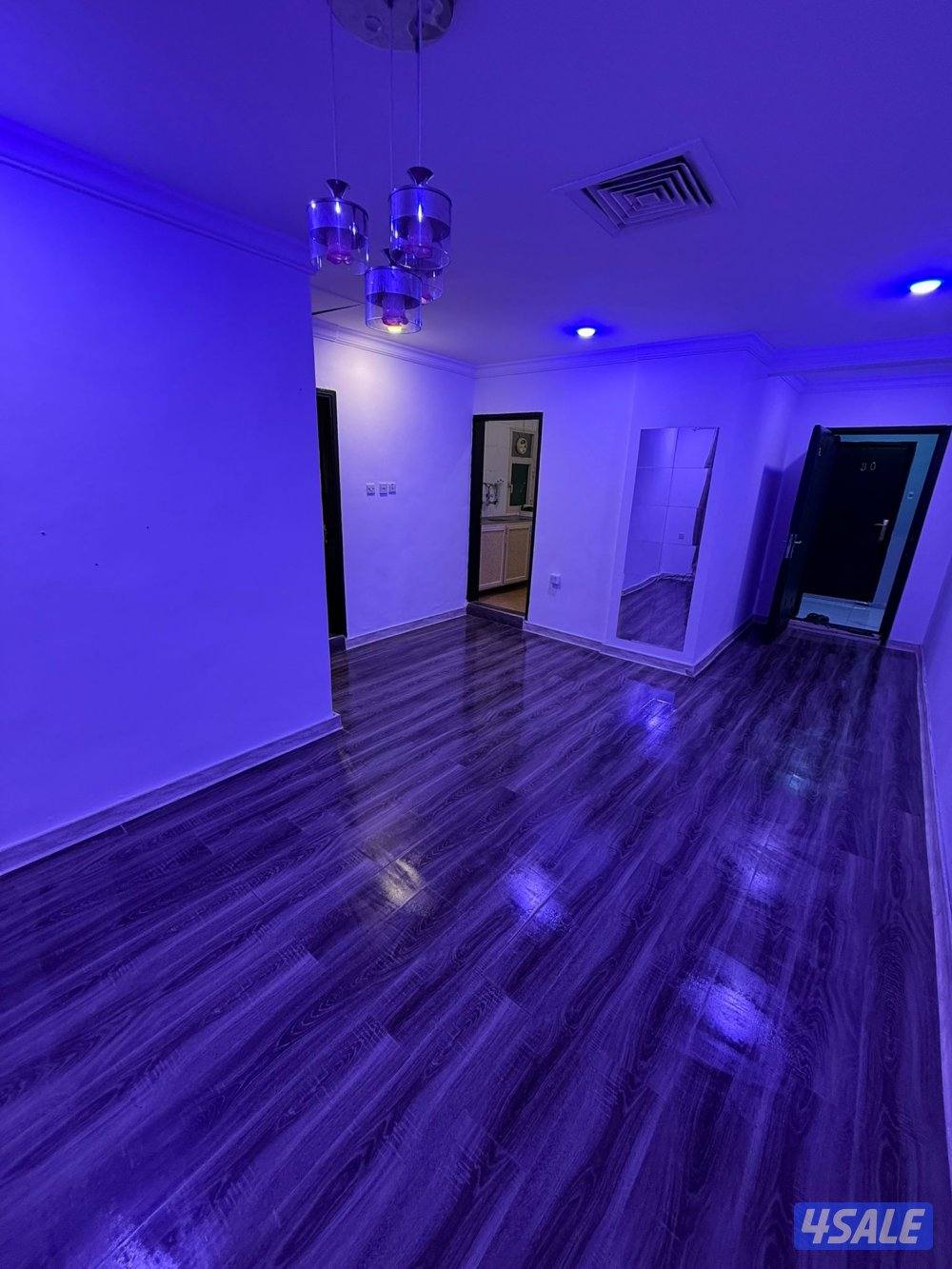 شقه للايجار غرفه وصاله ومطبخ وحمام بركن سيارات قريبه من جميع الخدمات ب2