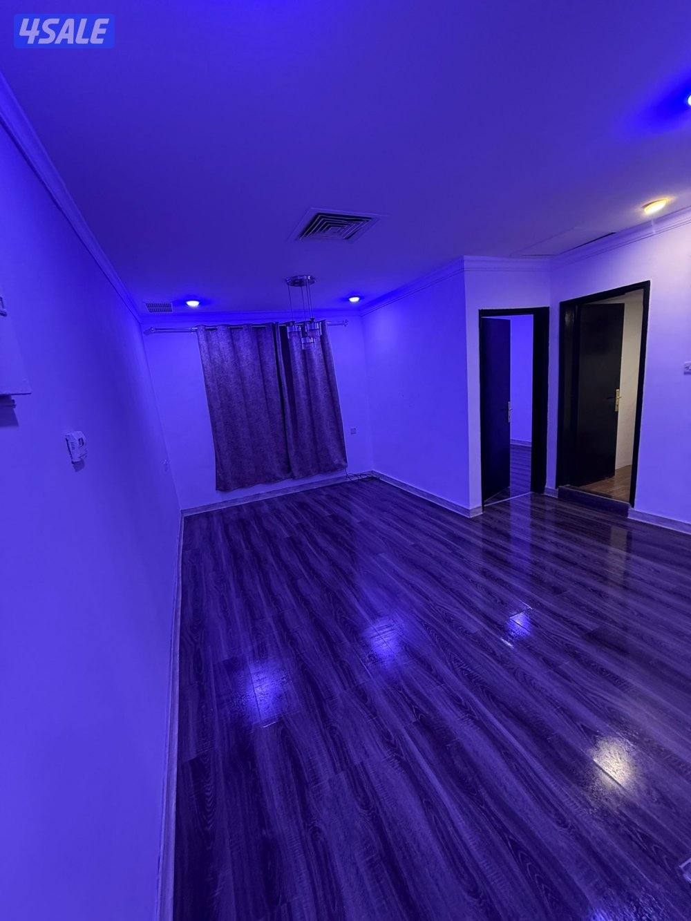 شقه للايجار غرفه وصاله ومطبخ وحمام بركن سيارات قريبه من جميع الخدمات ب4