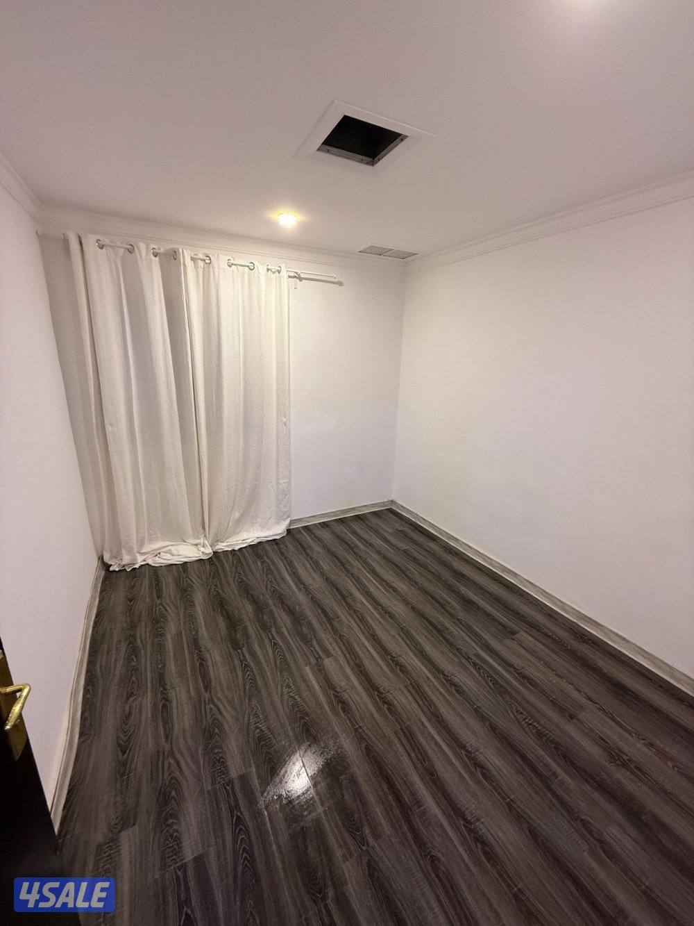 شقه للايجار غرفه وصاله ومطبخ وحمام بركن سيارات قريبه من جميع الخدمات ب6