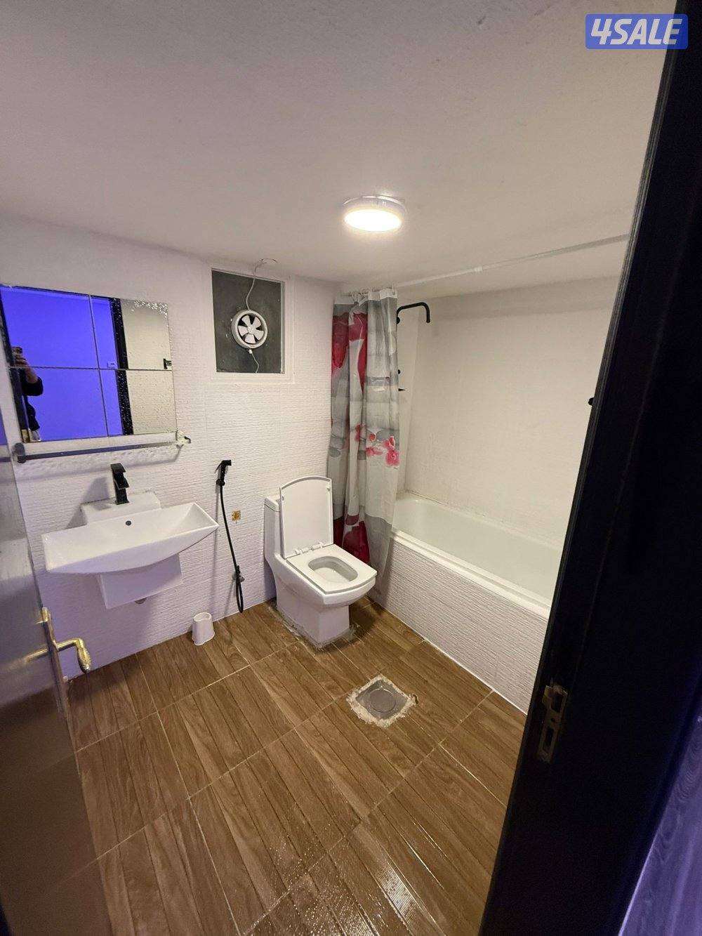 شقه للايجار غرفه وصاله ومطبخ وحمام بركن سيارات قريبه من جميع الخدمات ب7