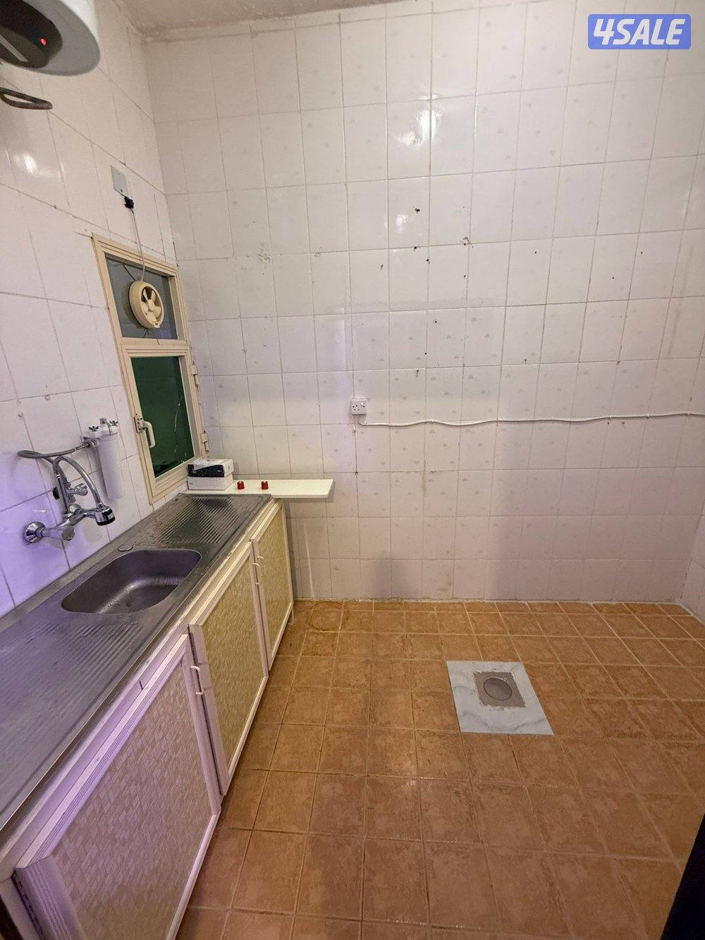 شقه للايجار غرفه وصاله ومطبخ وحمام بركن سيارات قريبه من جميع الخدمات ب8