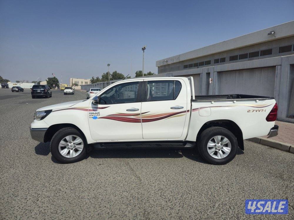 Toyota Hilux pick-up automatic 4x4 ( 2020 model ) full option 49000 km2