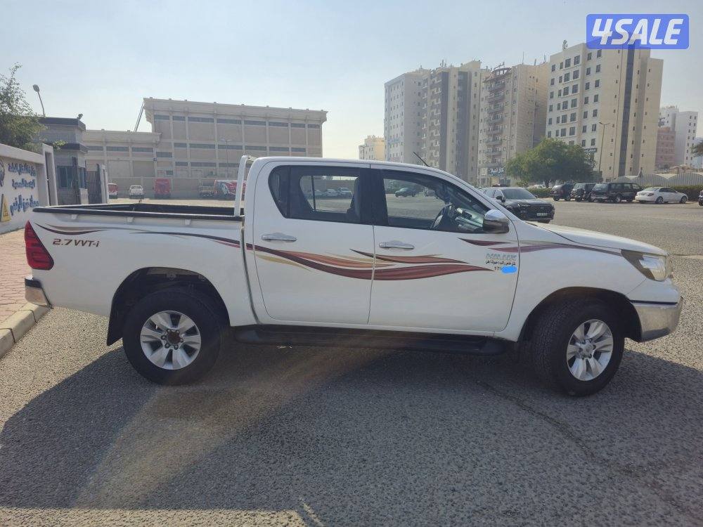 Toyota Hilux pick-up automatic 4x4 ( 2020 model ) full option 49000 km3