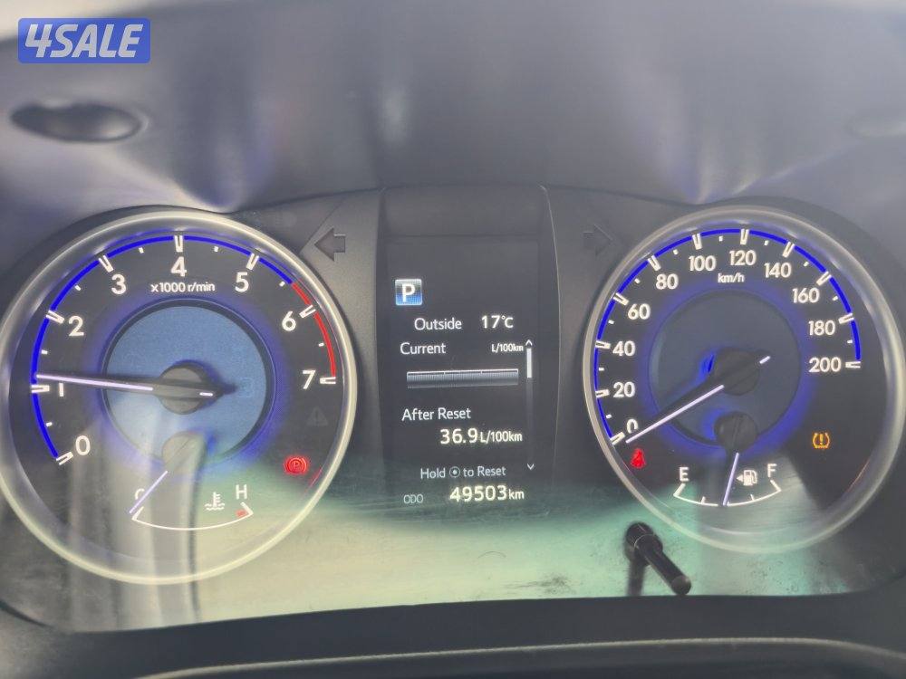 Toyota Hilux pick-up automatic 4x4 ( 2020 model ) full option 49000 km6