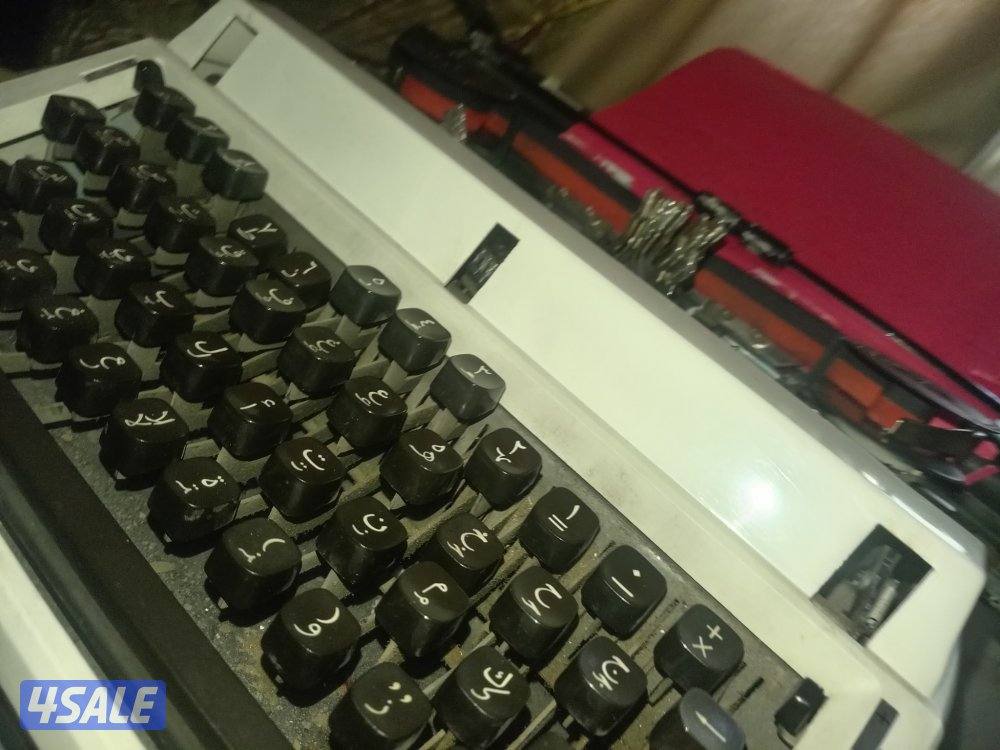 اله كاتبها قديمه تعمل بحاله ممتازه بسعر خاص اوراق قديم يمكن الاحتفاظ ب0