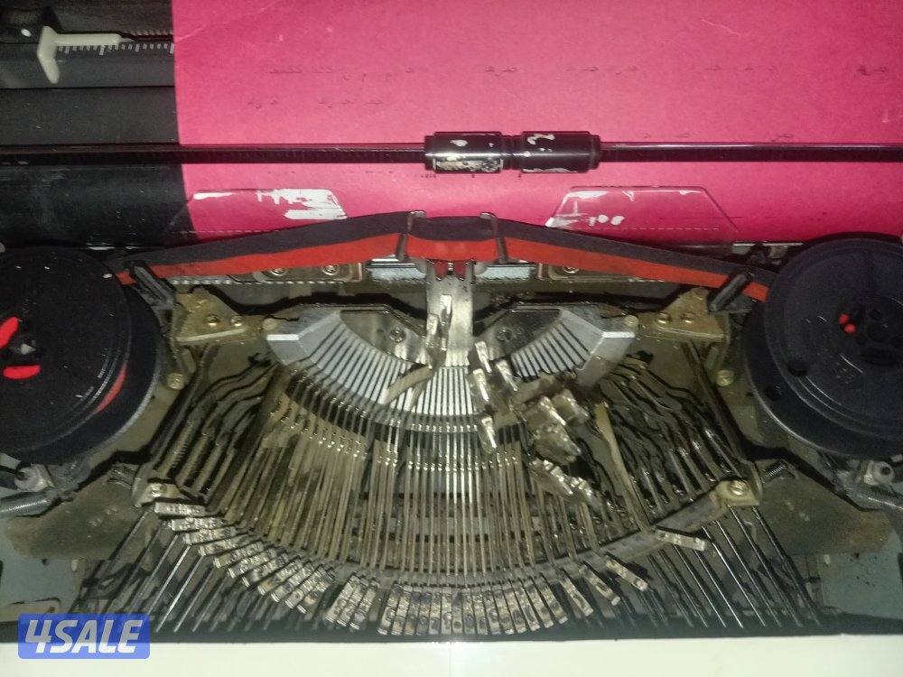 اله كاتبها قديمه تعمل بحاله ممتازه بسعر خاص اوراق قديم يمكن الاحتفاظ ب2