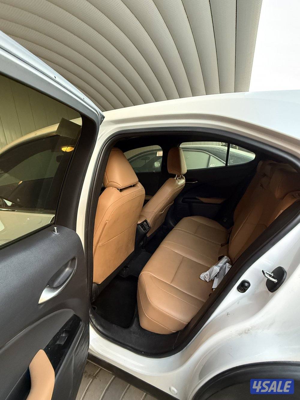 للبيع لكزس UX200 موديل 20232