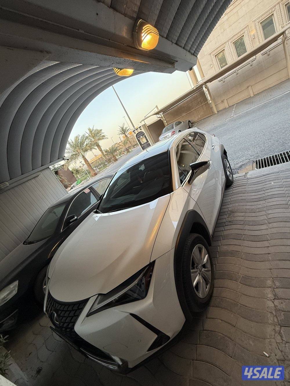 للبيع لكزس UX200 موديل 20234