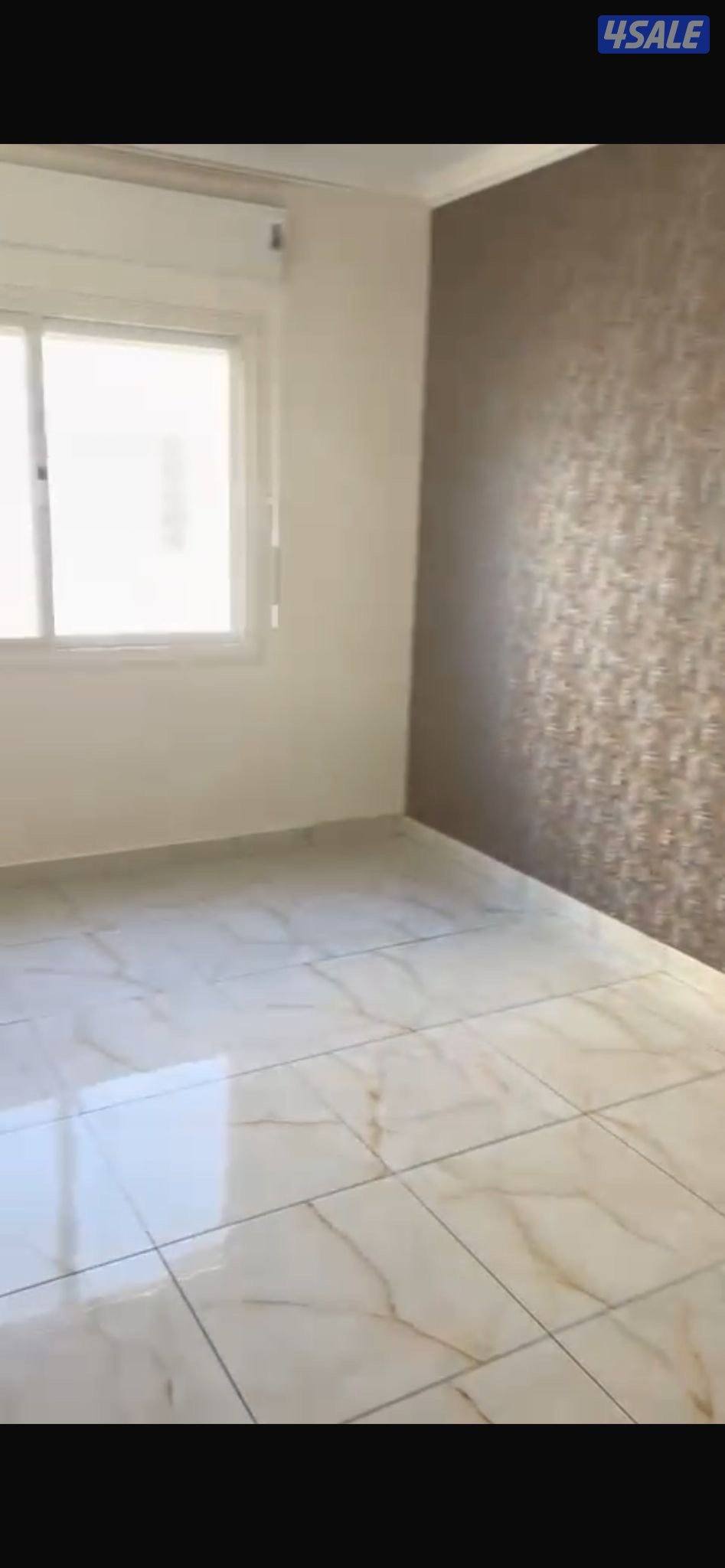 شقه صاله و٣ غرف وحمامين ومطبخ موقف واحد امام البيت1