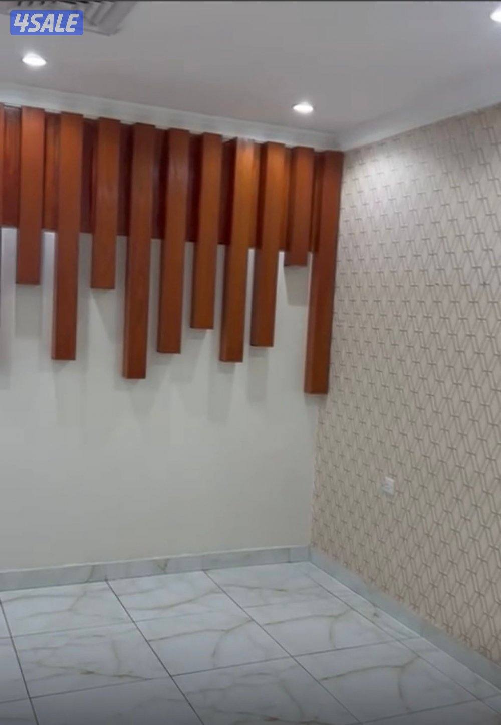 شقه صاله و٣ غرف وحمامين ومطبخ موقف واحد امام البيت0