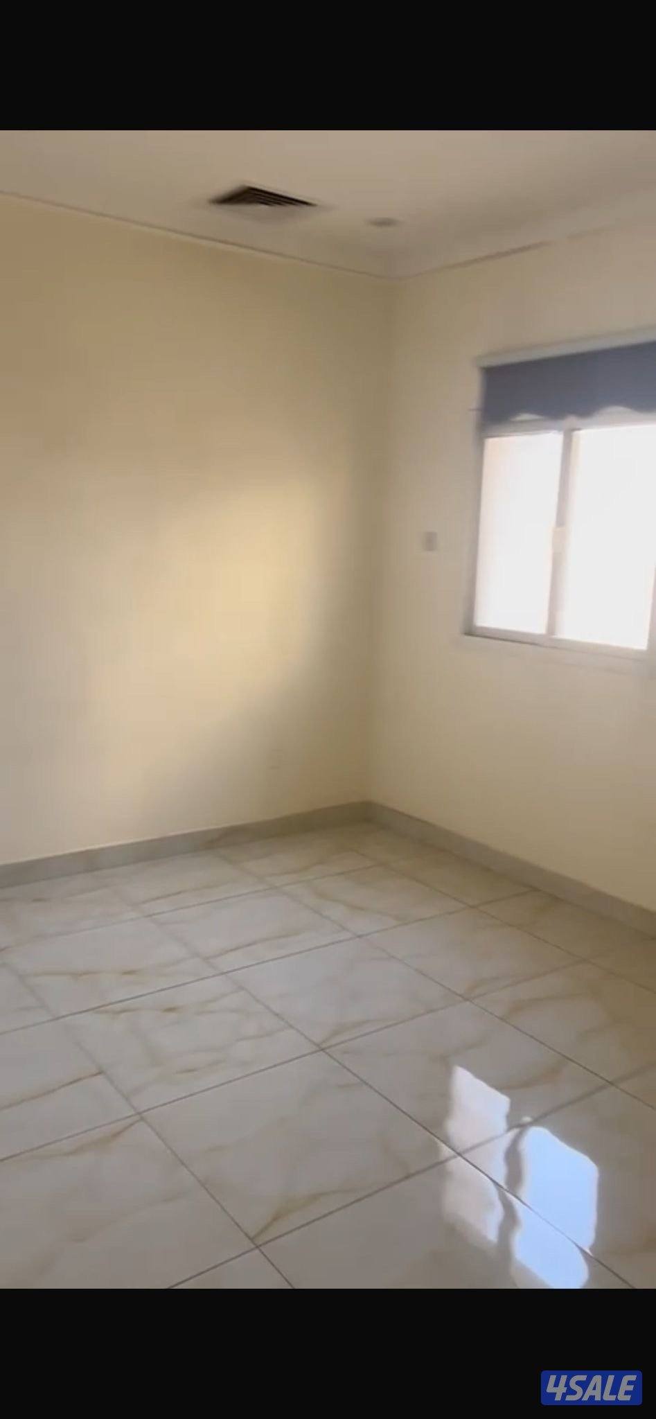 شقه صاله و٣ غرف وحمامين ومطبخ موقف واحد امام البيت3