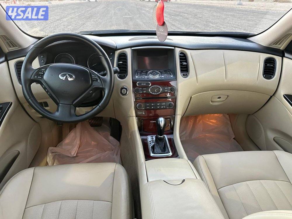 جيب إنفينيتي QX50 موديل ٢٠١٦ بحالة ممتازة جداً9