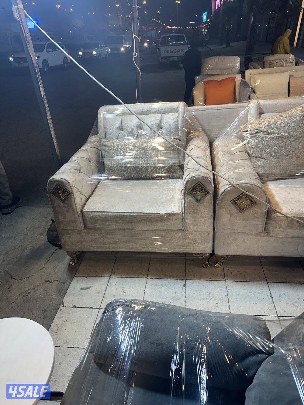 للبيع طقم جلوس تسع قطع نظيف يصلح لصالة كبيرة تغريبا تسعه عشر متر1