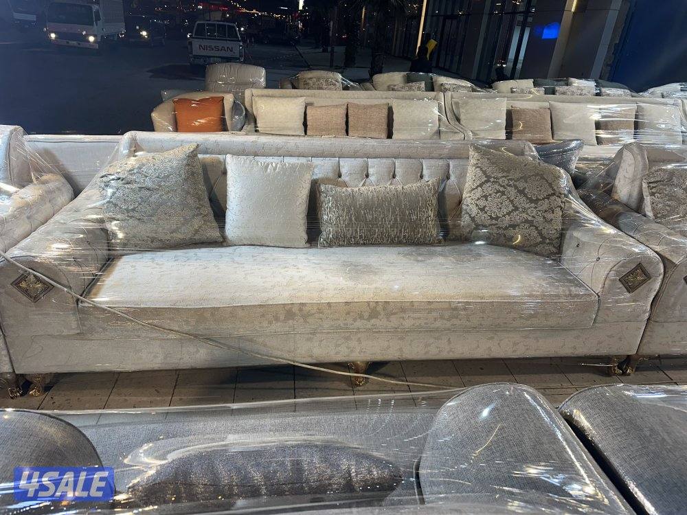 للبيع طقم جلوس تسع قطع نظيف يصلح لصالة كبيرة تغريبا تسعه عشر متر2