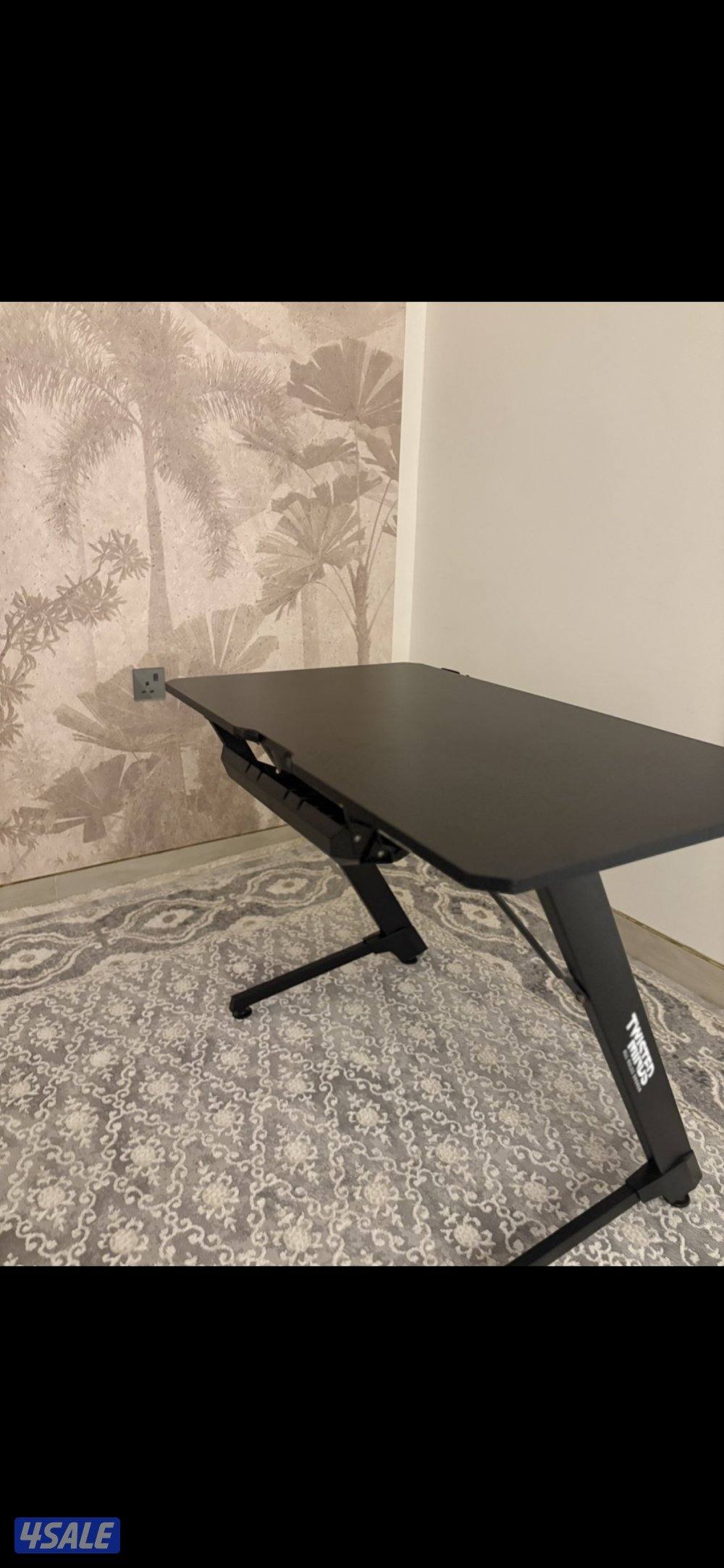 طاولة قيمنق استعمال خفيف طاوله رهيبه جدا السعر 20دينار0