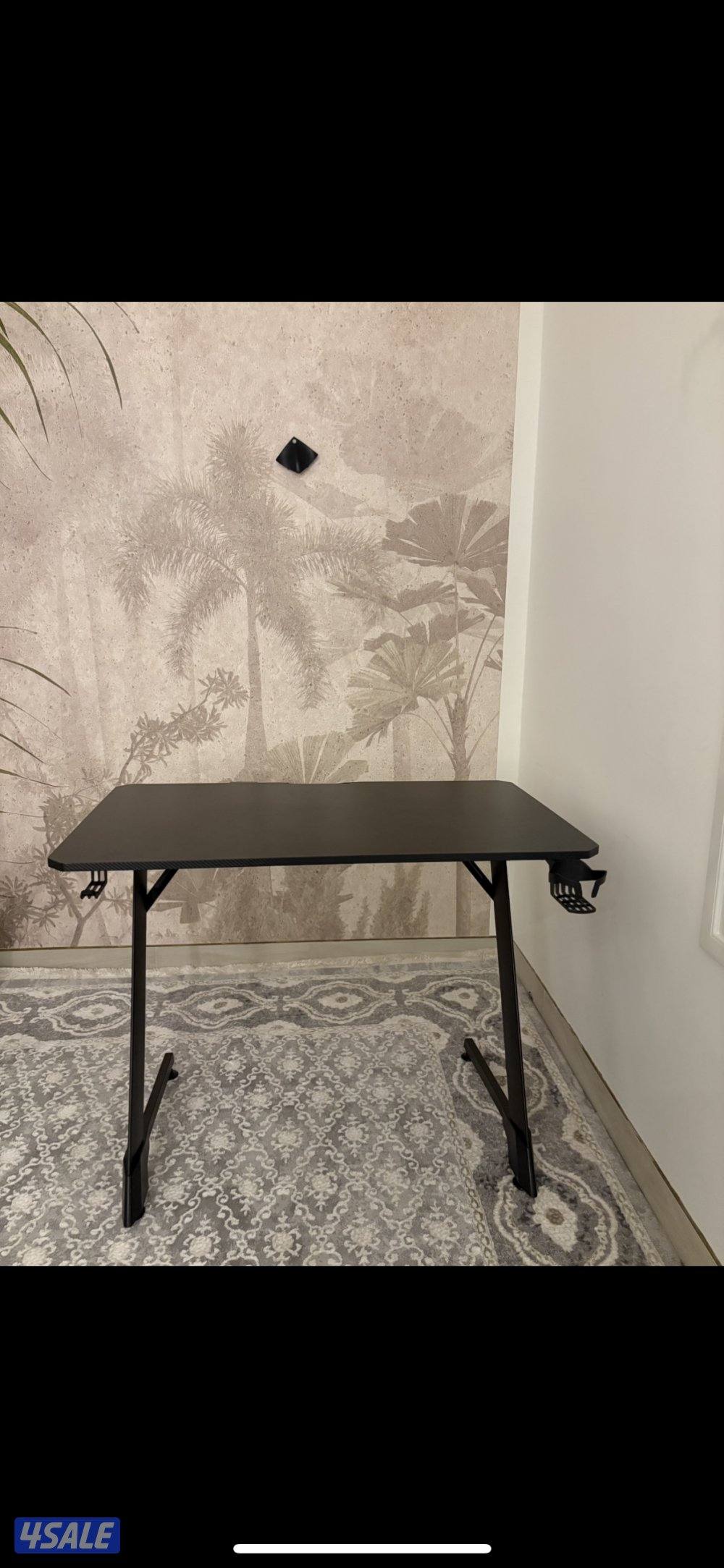 طاولة قيمنق استعمال خفيف طاوله رهيبه جدا السعر 20دينار1