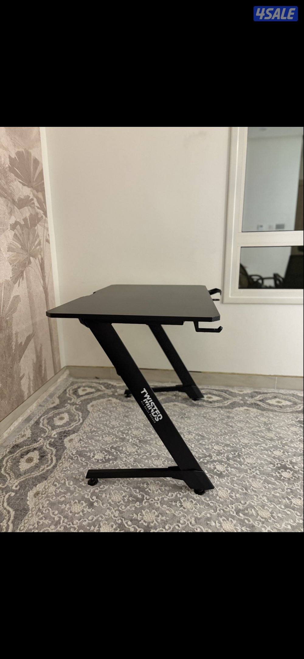 طاولة قيمنق استعمال خفيف طاوله رهيبه جدا السعر 20دينار2