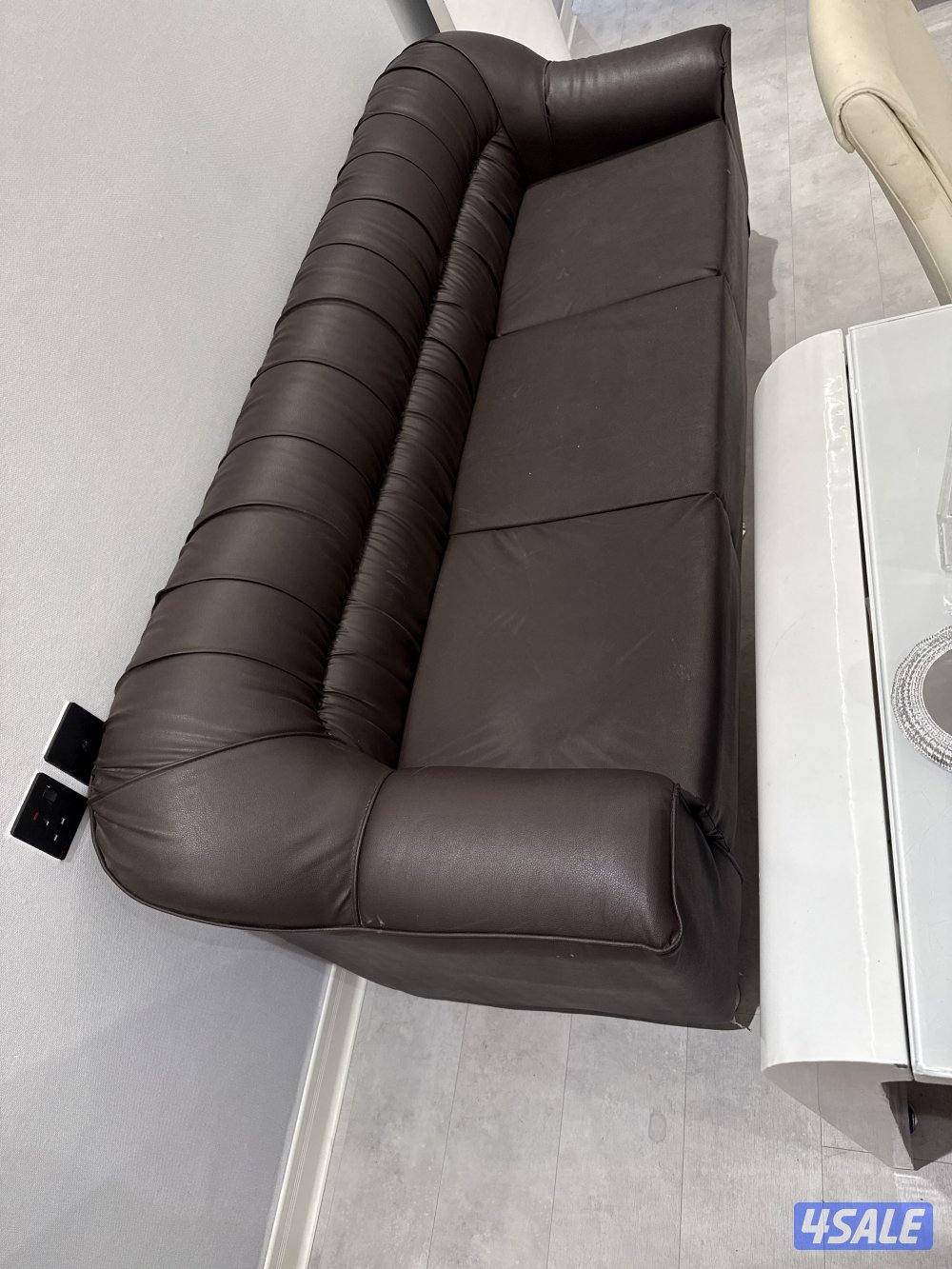 للبيع كاونتر استقبال ١٠كرسي جلد ٤ستايرطقم كنب جلد بني كنبه ومرسين0